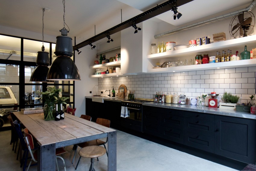 Оформление кухонной зоны в Garage Loft от Bricks Amsterdam в Нидерландах