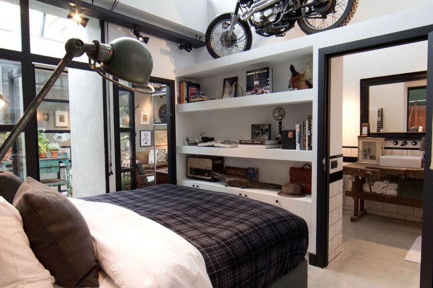 Двуспальная кровать в Garage Loft от Bricks Amsterdam в Нидерландах