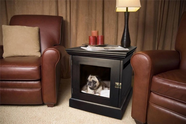 Мебель для мопса в интерьере гостиной в виде черного журнального стола