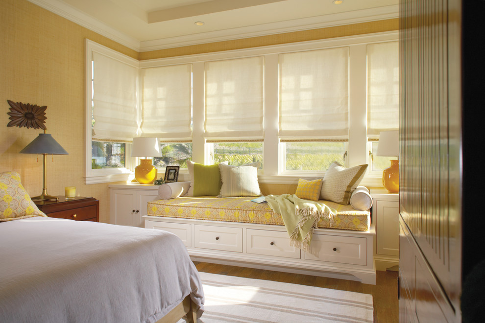 Место для чтения у окна в спальне с жёлтыми стенами