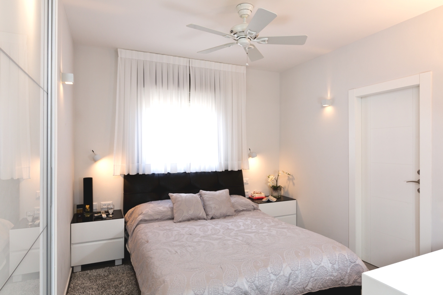 Спальня обладает скромной и минималисткой площадью, эпицентром которой является двуспальная кровать