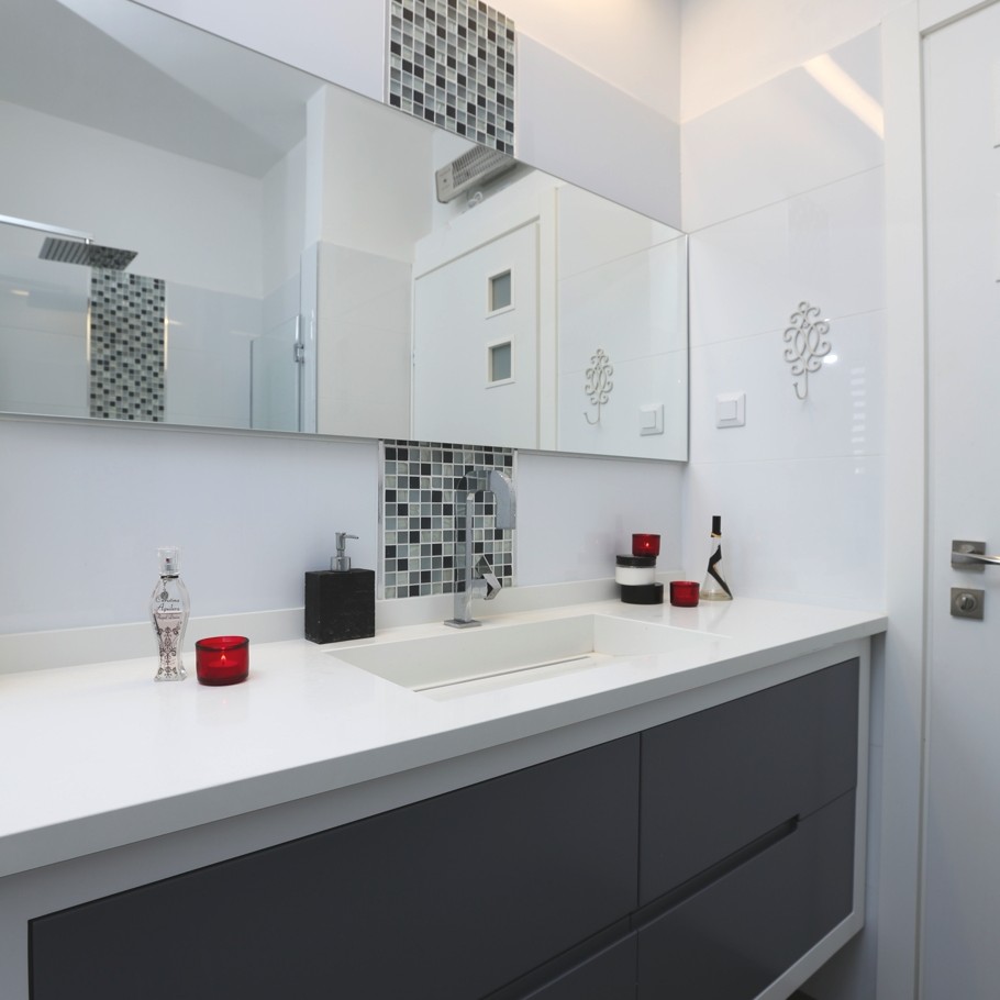 Туалет выдержан в современной стилистике, с особой эстетической привлекательностью ему придают вставки, с мозаичной плитки серым оттенком
