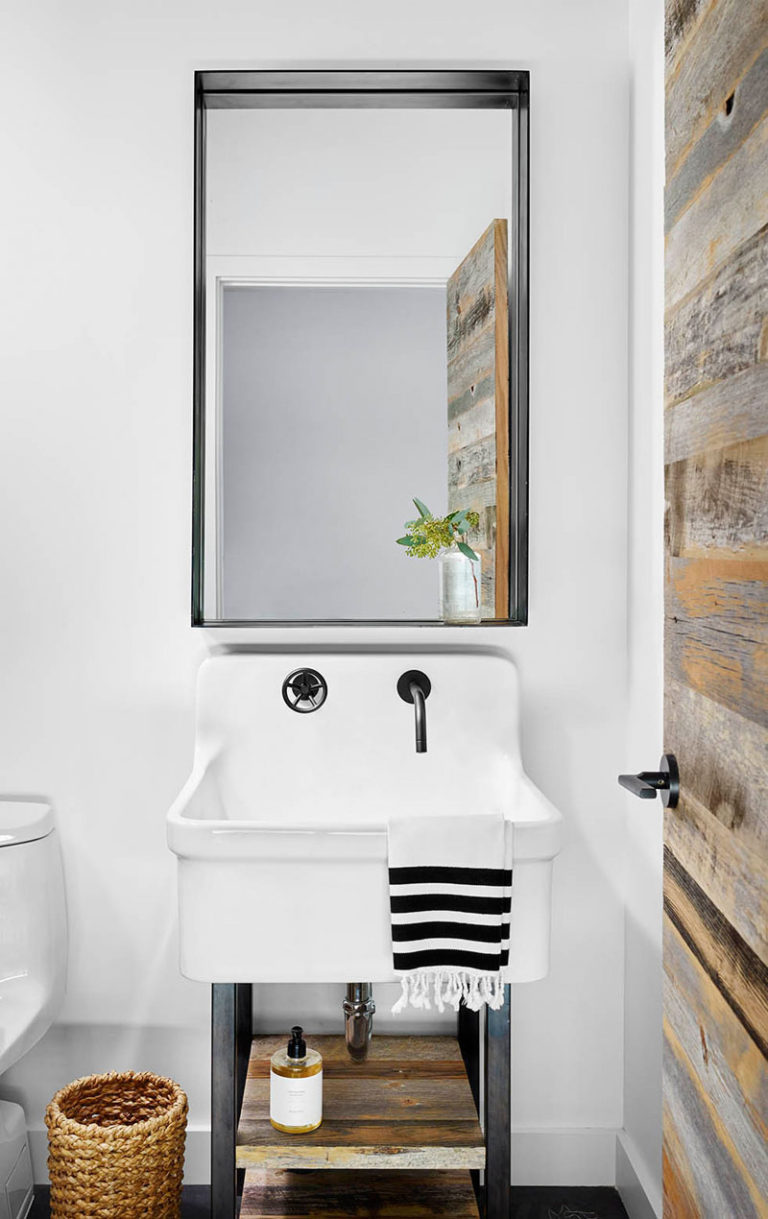 Минимализм в интерьере ванной: дизайн Aamodt/Plumb