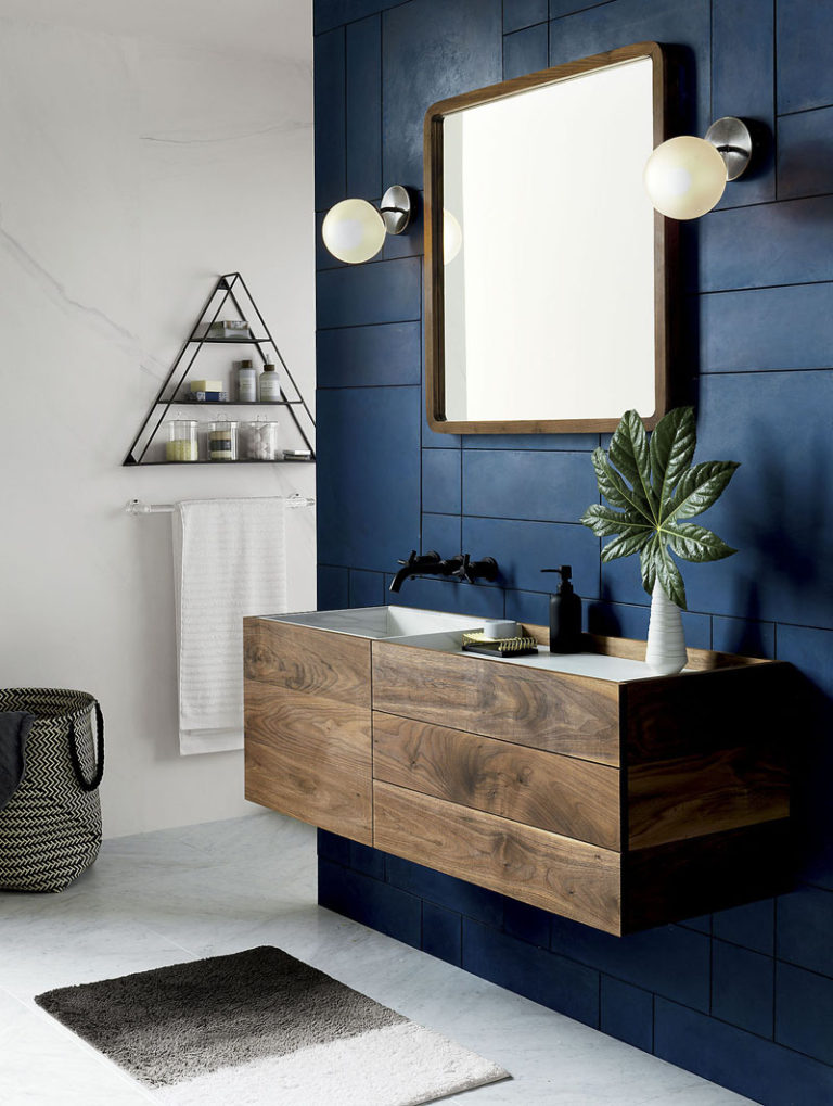 Минимализм в интерьере ванной: квадратное настенное зеркало