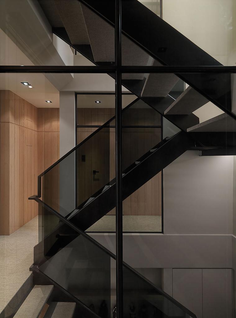 Черная лестница в интерьере апартаментов