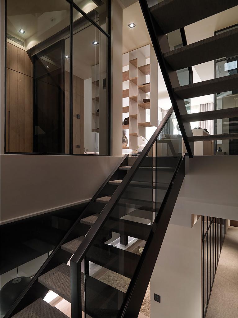 Черная лестница в интерьере апартаментов
