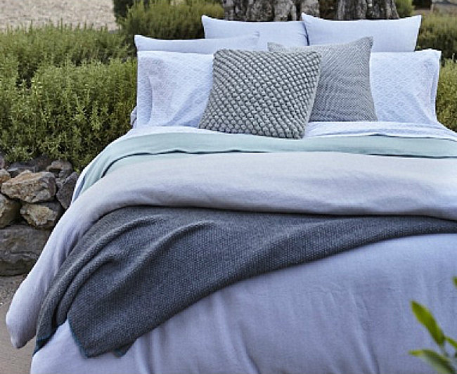Натуральные постельные принадлежности в серо-голубых оттенках