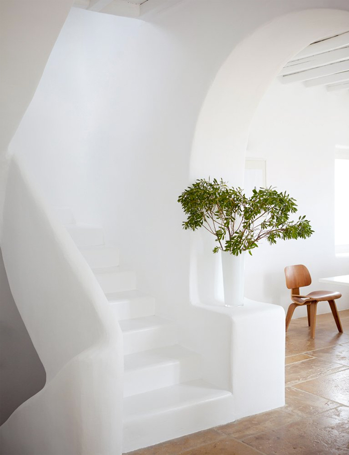 Необычные идеи для интерьера - лестница белого цвета