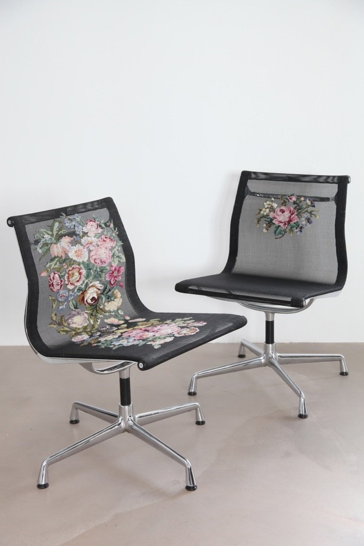 Необычные офисные стулья: реалистичные вышитые цветы