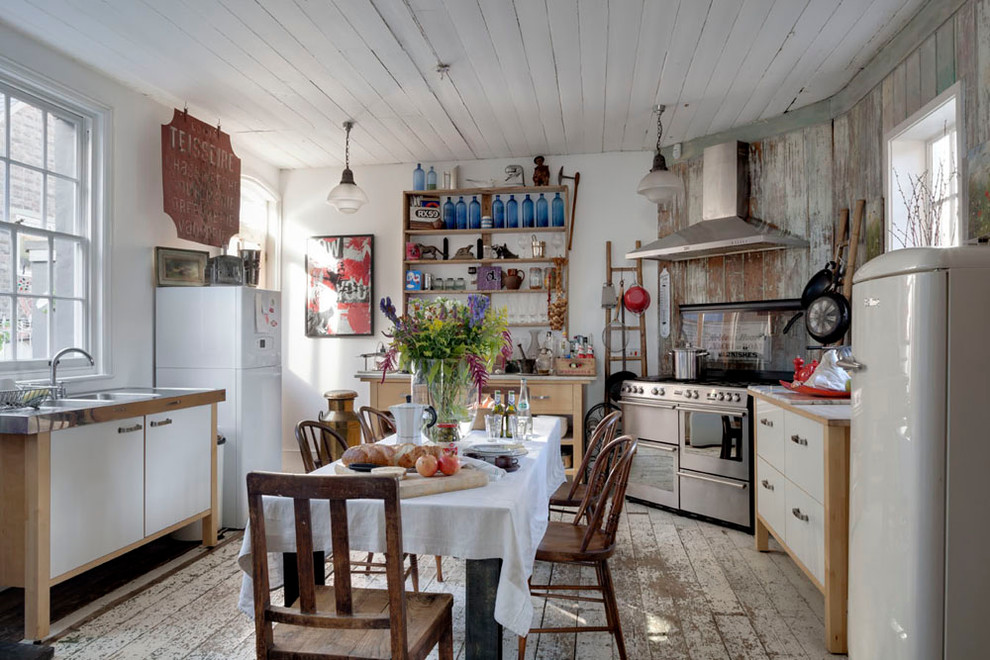 Интерьер кухни в стиле рустик с деревянной мебелью