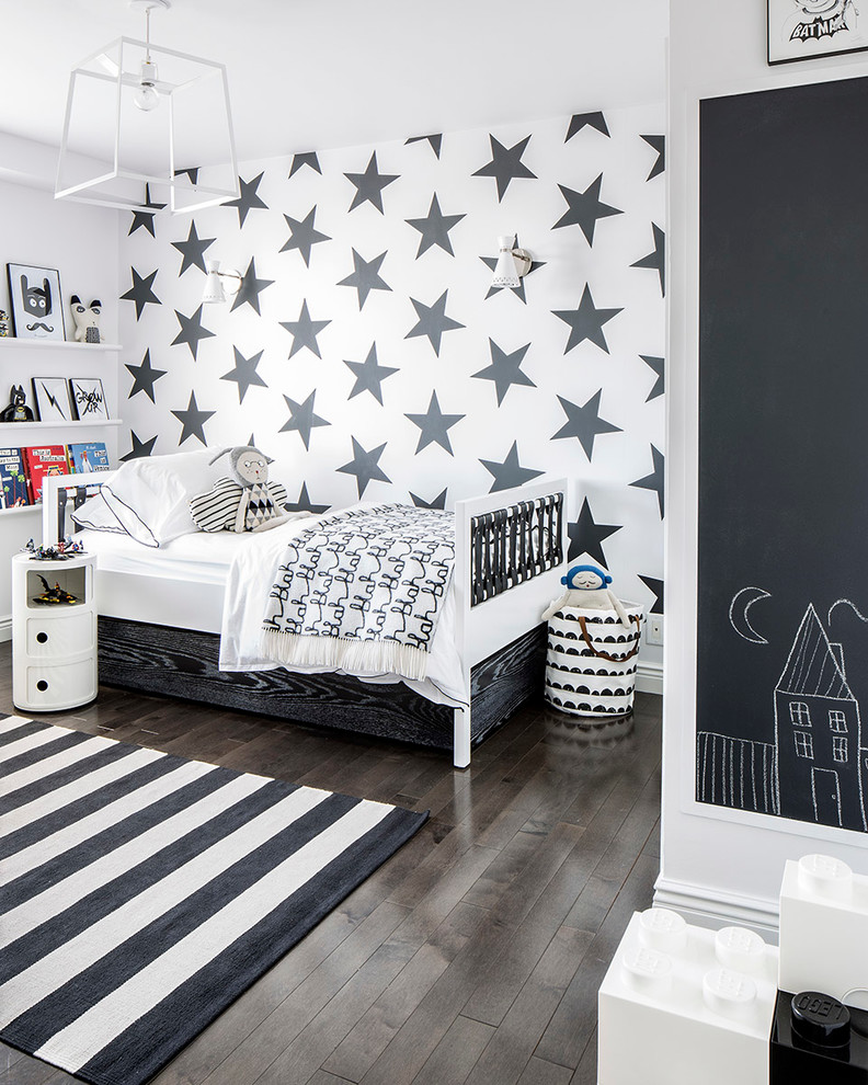 Черно-белое оформление стен в детской комнате