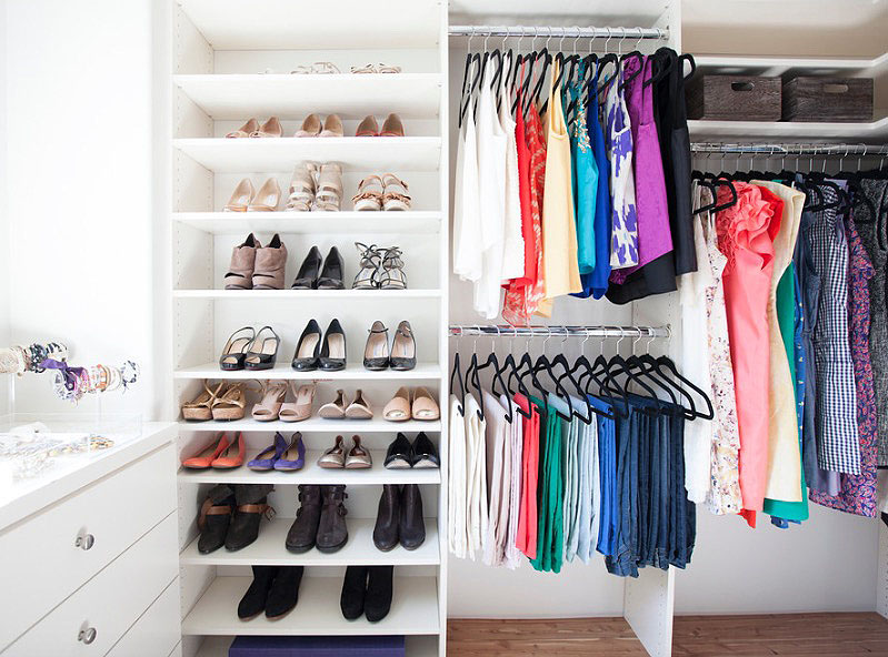 Лаконичная организация пространства в шкафу своими руками: распределение одежды по цвету