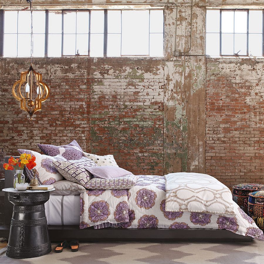 Кирпичные стены в спальне - фиолетовое постельное бельё