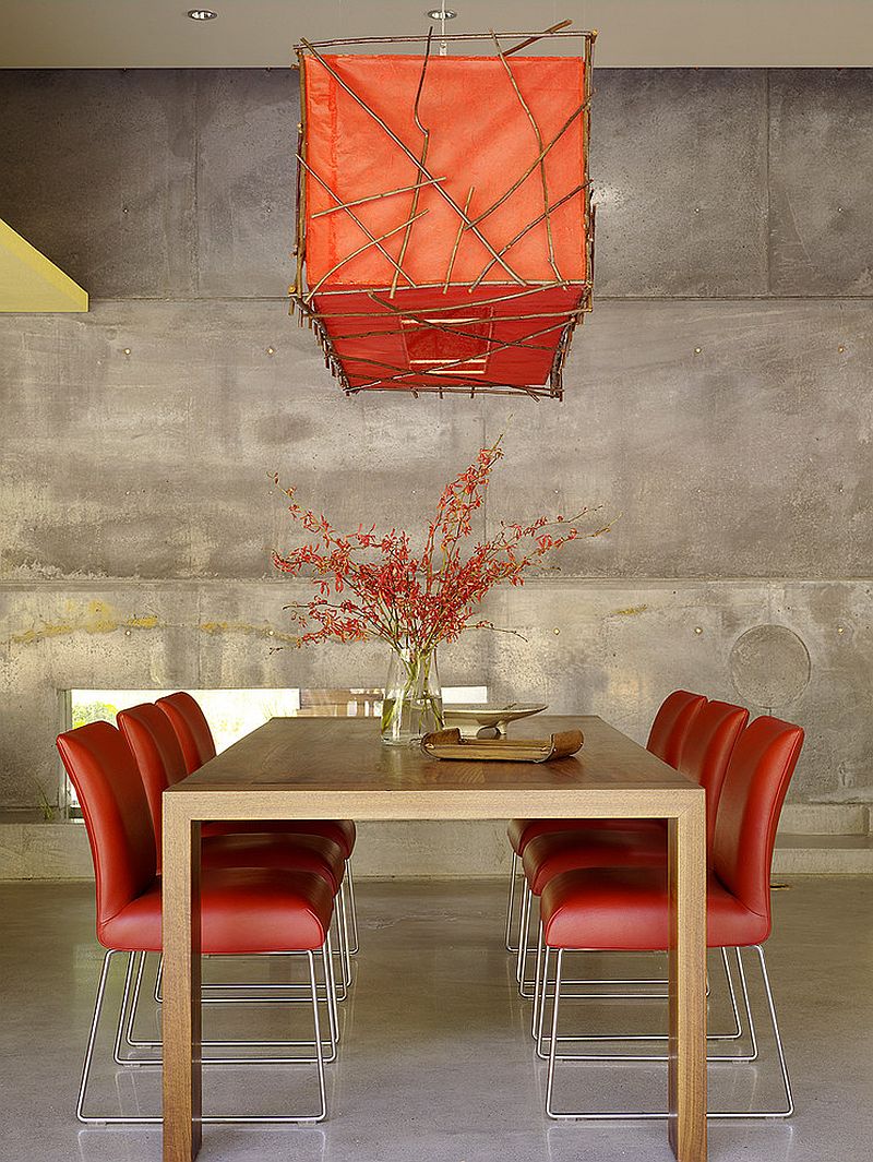 Освещение в столовой - кожаные красные стулья