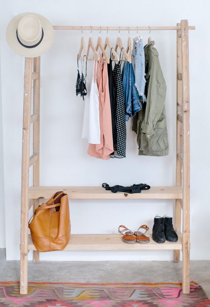 Вешалка для одежды в виде деревянной стремянки в спальне