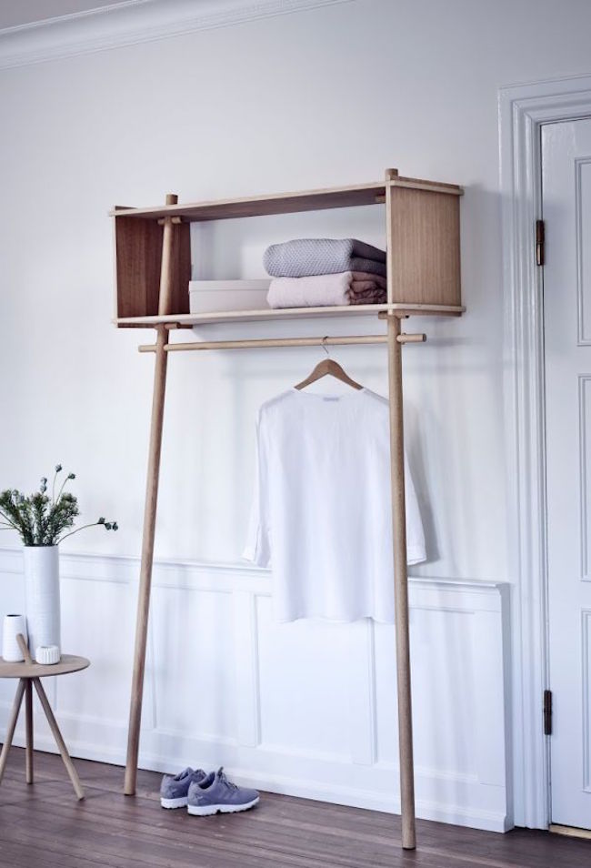 Оригинальная открытая вешалка для одежды с полкой в спальне
