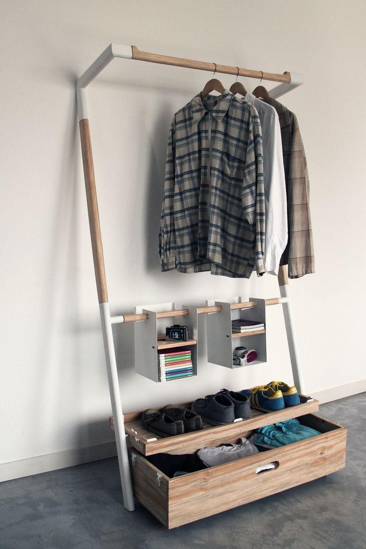 Открытая деревянная вешалка для одежды с ящиком в спальне
