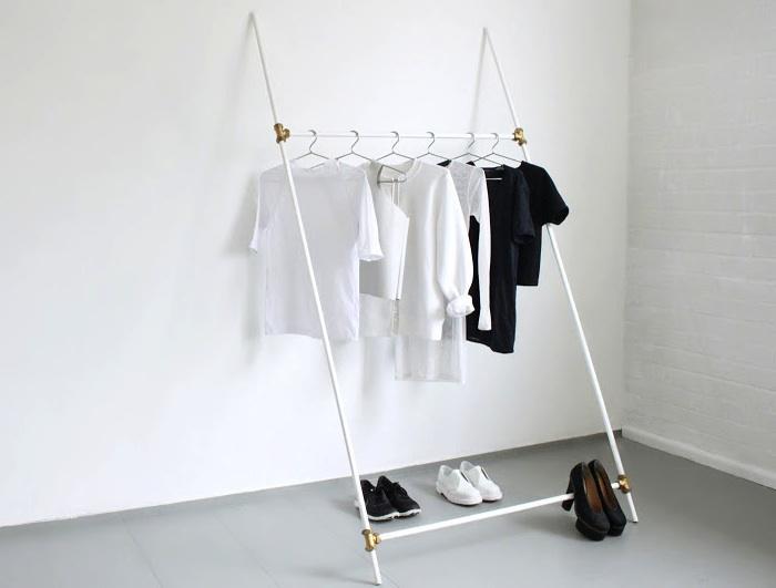 Открытая вешалка для одежды белого цвета в стиле минимализм в спальне
