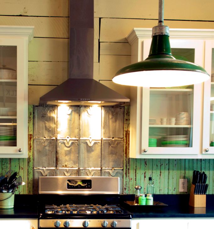 Зелёные винтажные панели в интерьере кухни
