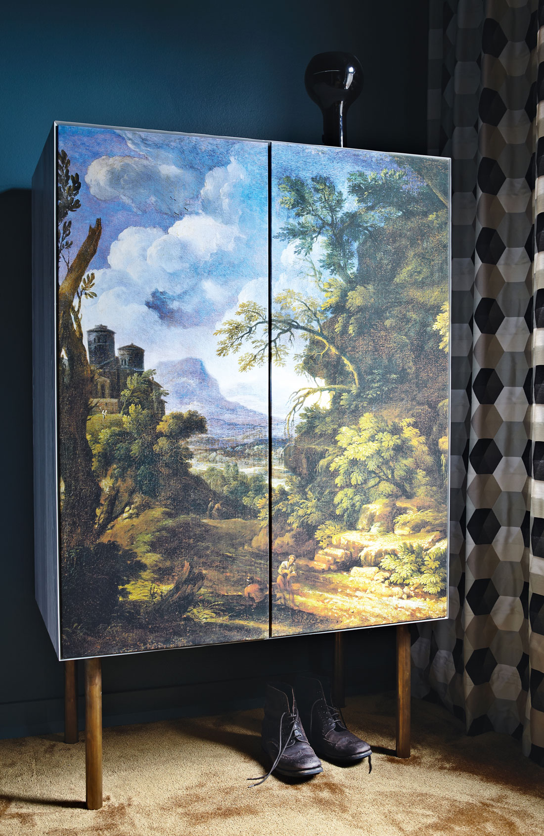 Винтажный платяной шкаф, декорированный холстом с пейзажным принтом