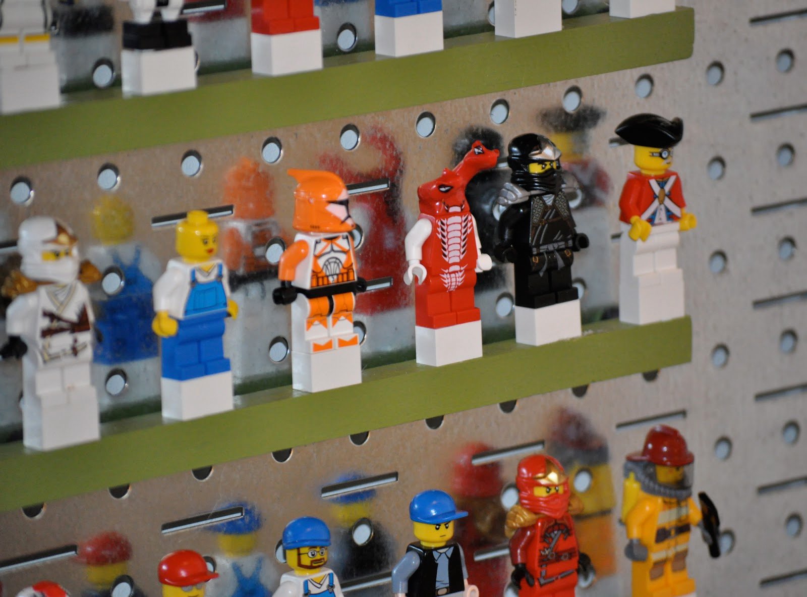 Деревянные полки для Лего для коллекционеров: магнитные полки