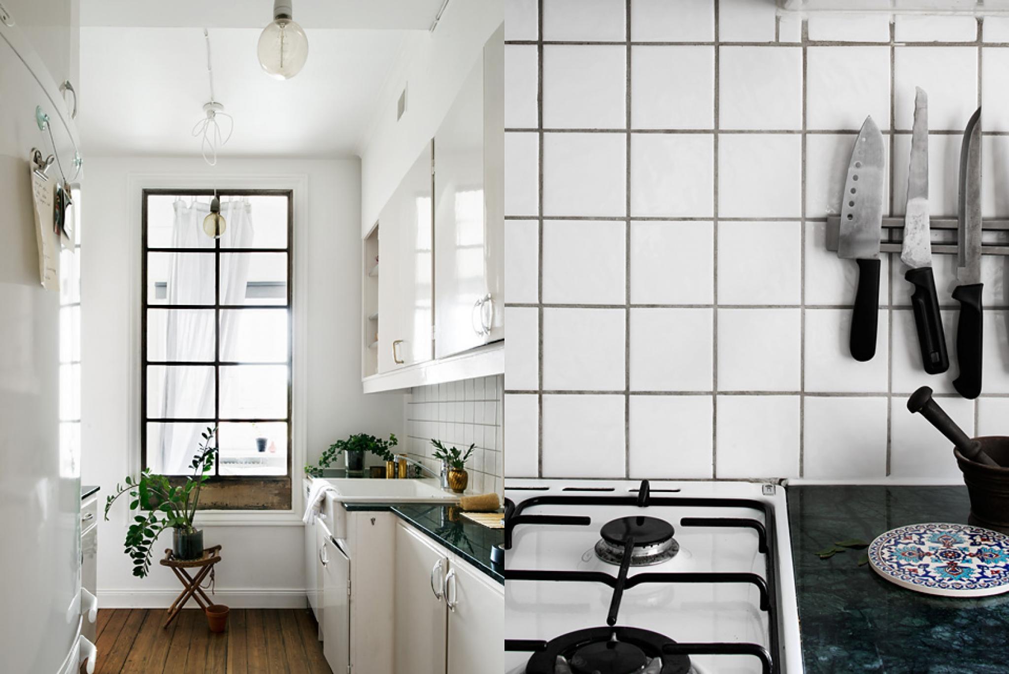 Большое окно и белая плитка в промышленном дизайне интерьера кухни