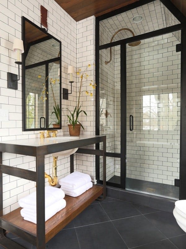 Белая и черная плитка в промышленном дизайне интерьера ванной