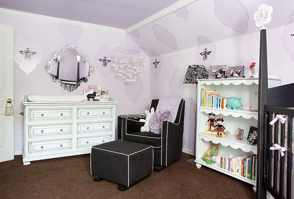 Пурпурная детская с интересным оформлением стен и потолка