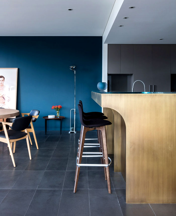 Современные роскошные интерьеры квартир: контраст синих и серых оттенков
