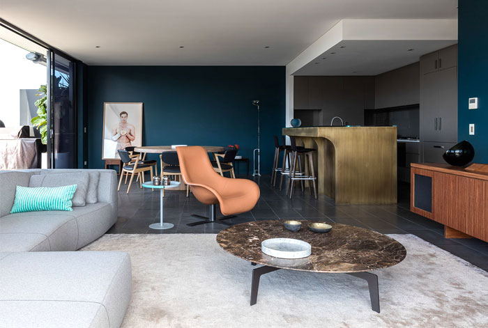 Современные роскошные интерьеры квартир: латуневые элементы в декоре