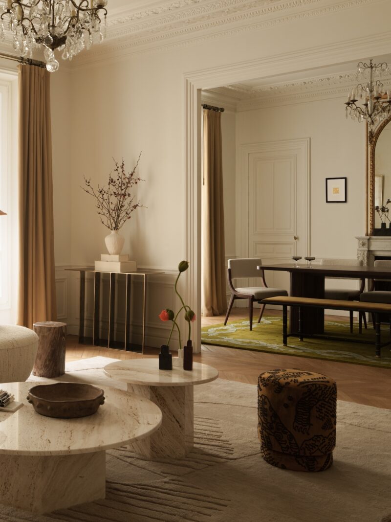 Ольга Эшби преображает квартиру в Париже с помощью травертина и винтажных находок