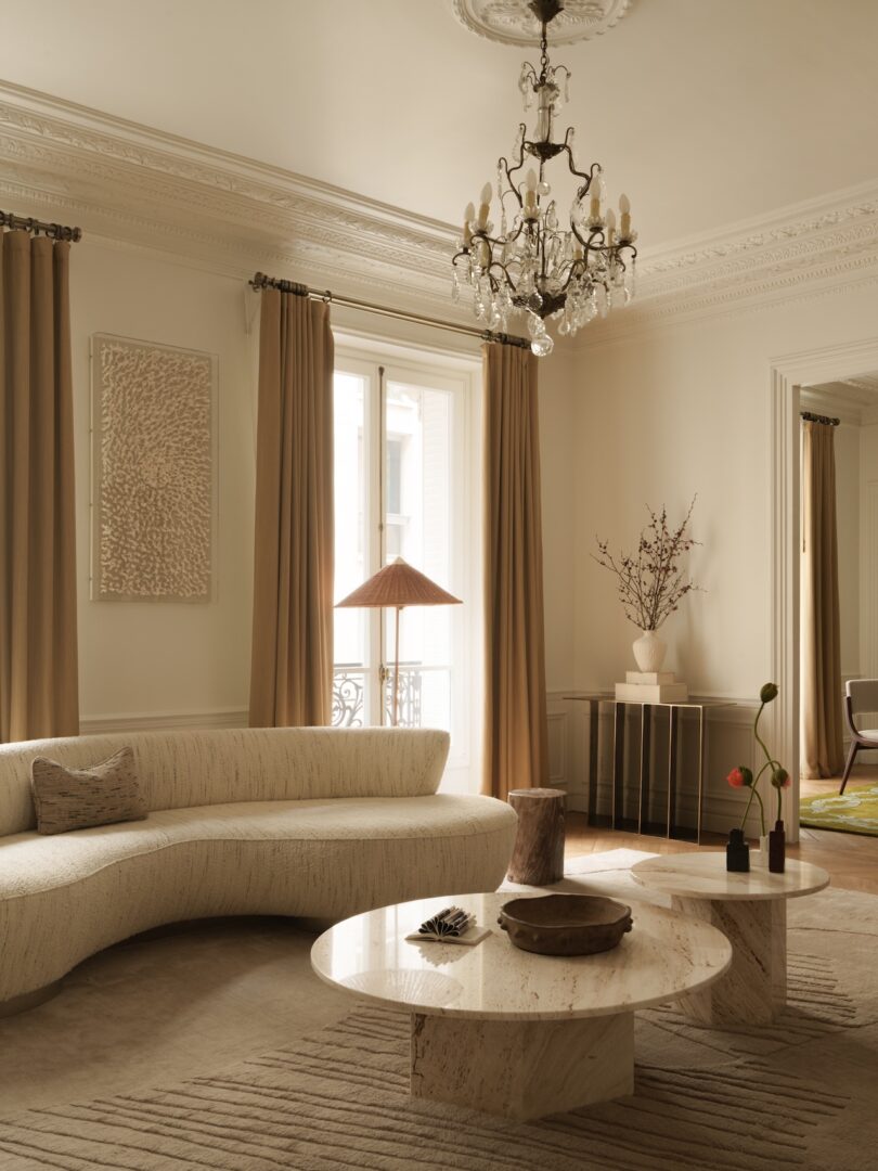 Ольга Эшби преображает квартиру в Париже с помощью травертина и винтажных находок