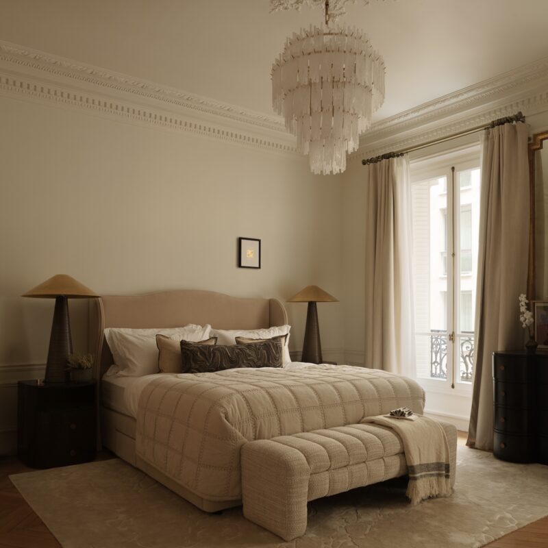 Ольга Эшби преображает квартиру в Париже с помощью травертина и винтажных находок