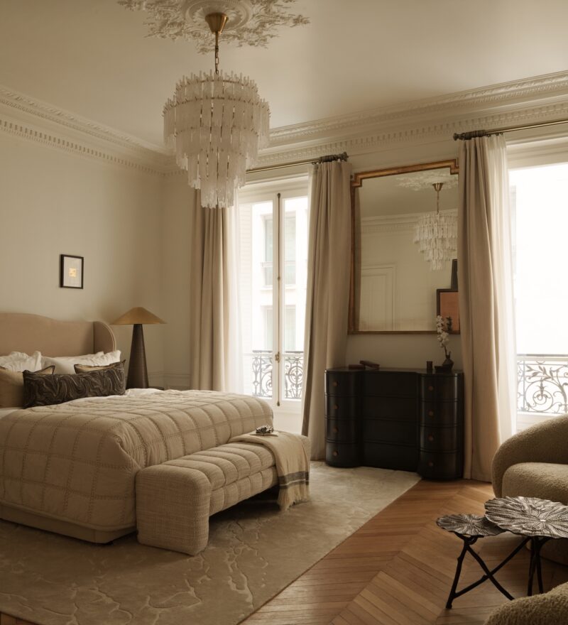 Ольга Эшби преображает квартиру в Париже с помощью травертина и винтажных находок