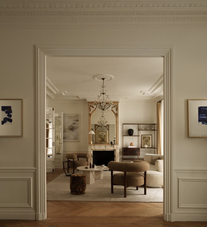 Ольга Эшби преображает квартиру в Париже с помощью травертина и винтажных находок