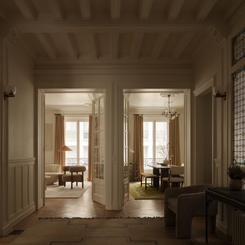 Ольга Эшби преображает квартиру в Париже с помощью травертина и винтажных находок