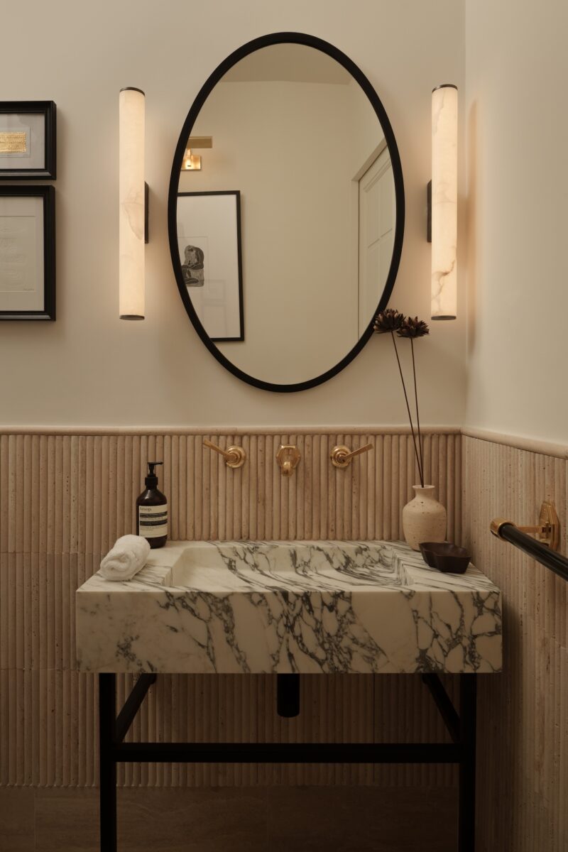 Ольга Эшби преображает квартиру в Париже с помощью травертина и винтажных находок