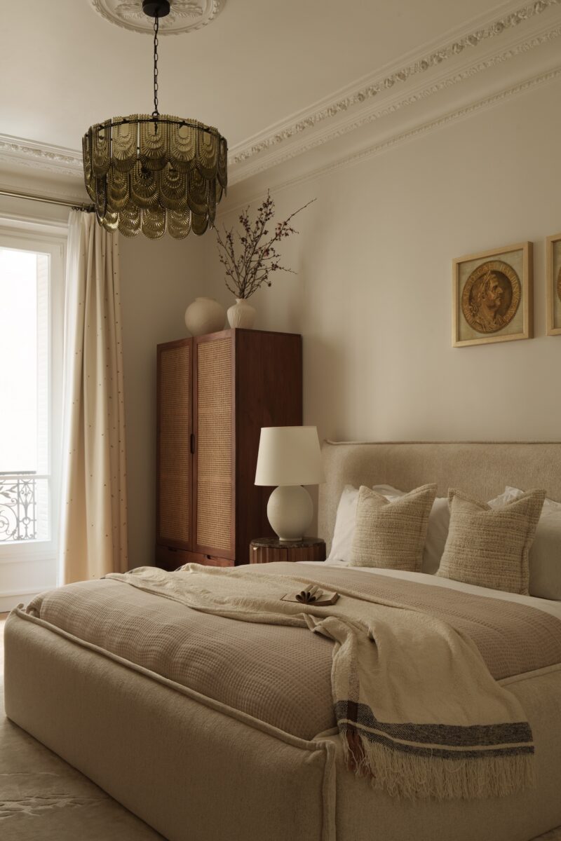 Ольга Эшби преображает квартиру в Париже с помощью травертина и винтажных находок