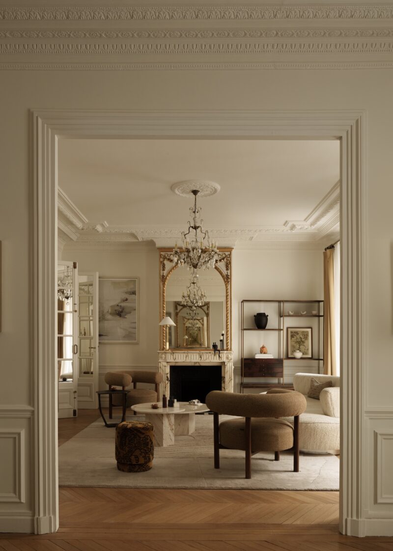 Ольга Эшби преображает квартиру в Париже с помощью травертина и винтажных находок