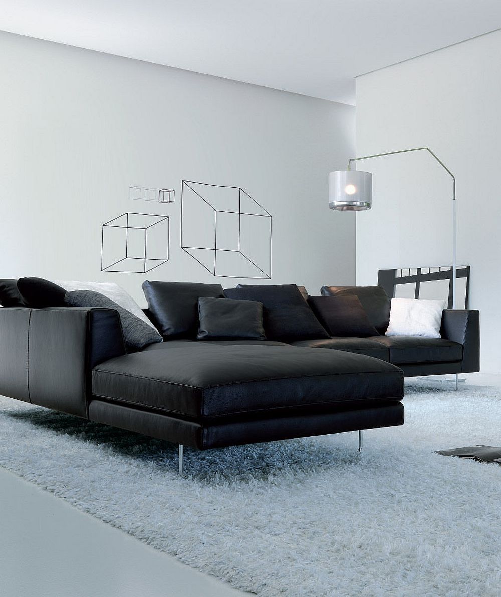 Секционные диваны для гостиной от компании Jesse, Италия: модель с обивкой из чёрной кожи и металлическими деталями вблизи