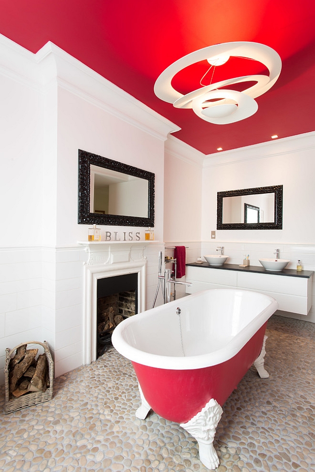 Красный потолок и ванна с декоративными ножками
