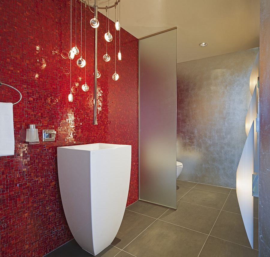 Блестящая смесь серебристого и красного в современной ванной комнате