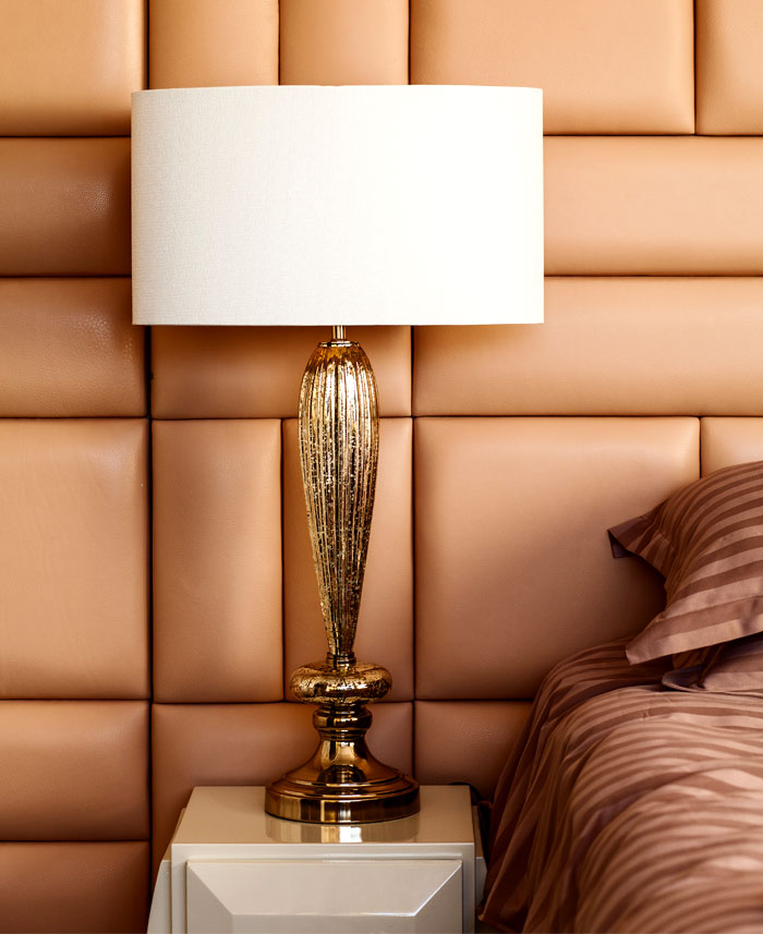 Шикарные апартаменты: прикроватная лампа с золотистой ножкой