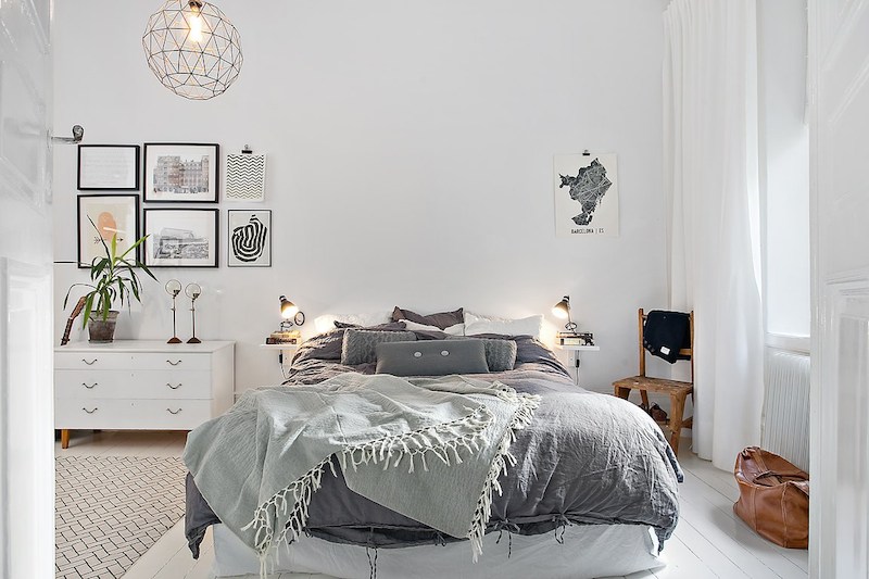 Скандинавский дизайн: спальная с большой кроватью