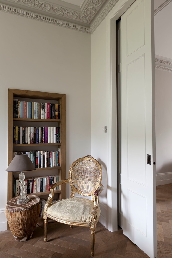 Интерьер квартиры в Лондоне: стул в золотом цвете