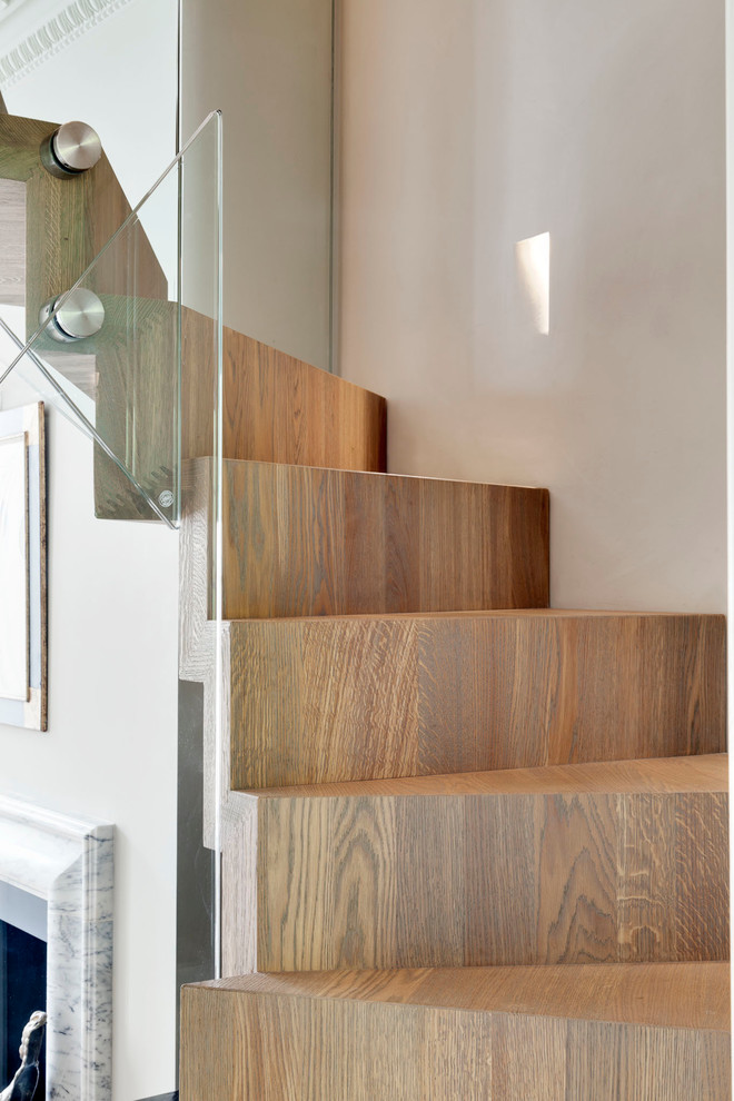 Интерьер квартиры в Лондоне: лестница орехового цвета