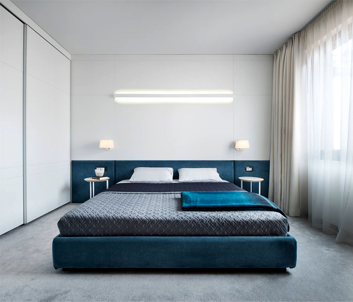 Современный интерьер квартиры: спальная комната в нежно синем и белом цвете