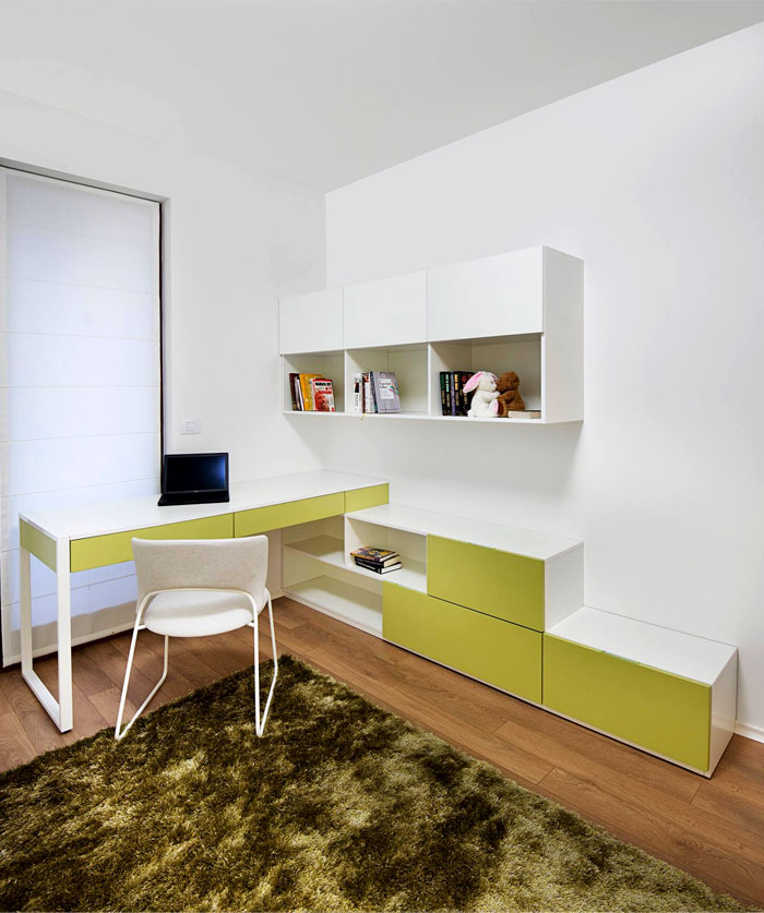 Современный интерьер квартиры: рабочее пространство с прямоугольной фурниторой