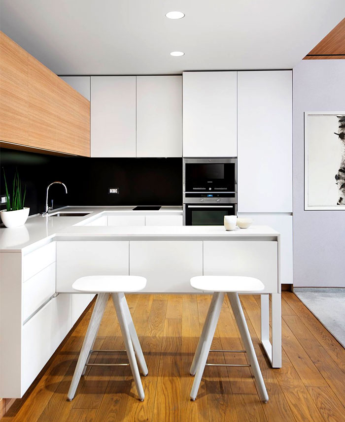 Современный интерьер квартиры: белый потолок и деревянный пол