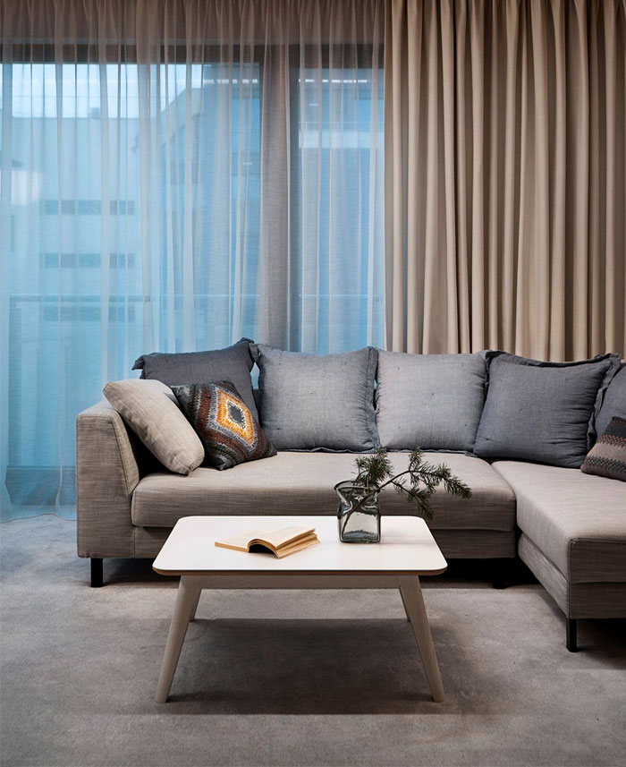 Современный интерьер квартиры: серый диван